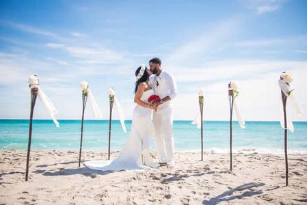 Kiss Me Now Beach Ceremony in Orange Beach by Beach Weddings Alabama